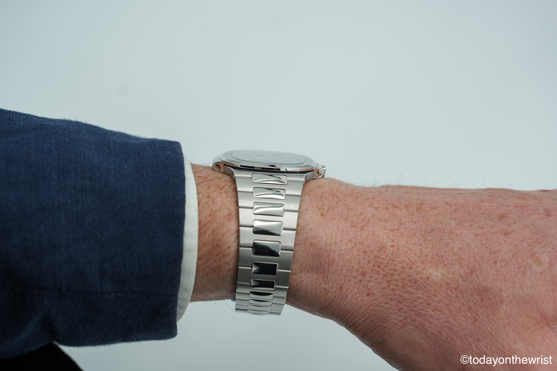 Side view showing polished and satin brushed finishes on thin platinum Patek Philippe Nautilus case